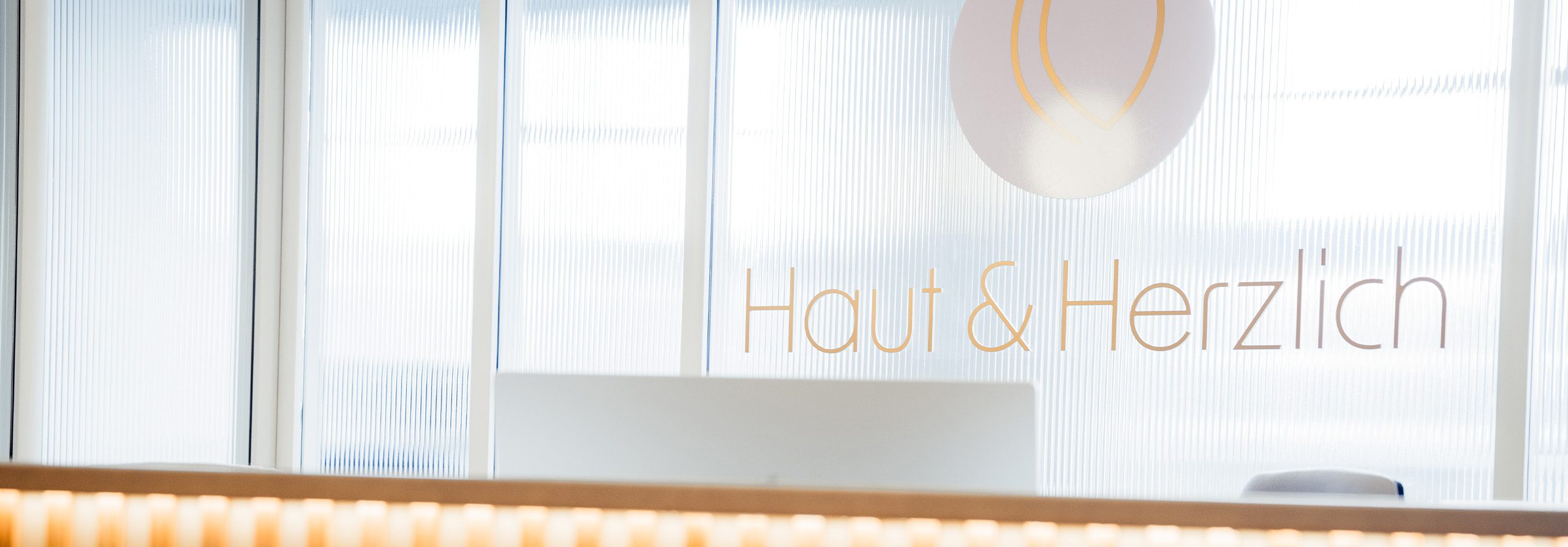 Hautstraffung mit XERF 1 Moderne Privatpraxis Haut & Herzlich Regensburg – Empfang und Behandlungsräume